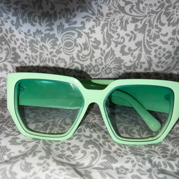 Sun glasses - Picture 1 of 3